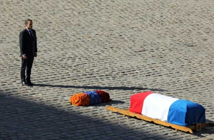 Le président Emmanuel Macron devant le cercueil de Charles Aznavour aux Invalides à Paris