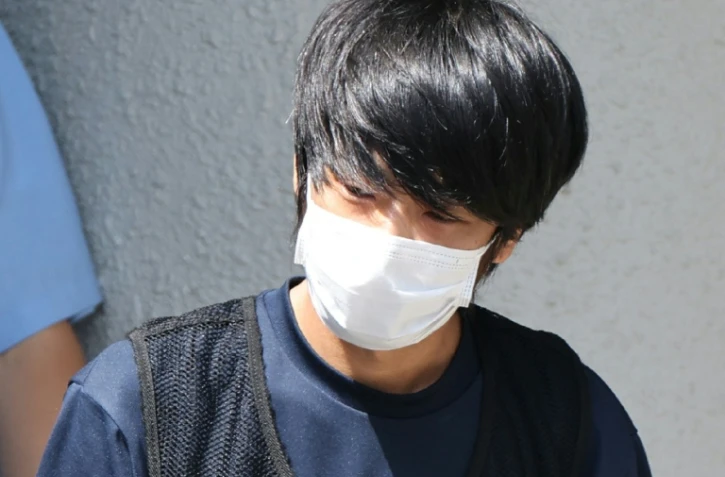 Tetsuya Yamagami, l'homme accusé d'avoir tué l'ancien Premier ministre japonais Shinzo Abe, devant le poste de police de Nara, au Japon, le 25 juillet 2022