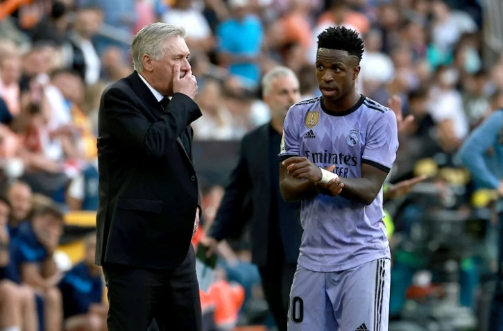 L'entraîneur du Real Madrid Carlo Ancelotti parle avec son attaquant  brésilien Vinicius Jr lors du match de championnat d'Espagne contre le Valence CF, le 21 mai 2023 à Valence