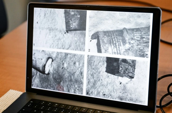 Un chercheur du CNRS montre l'image d'un baril de déchets nucléaires photographié en 1985, sur un écran d'ordinateur à bord du navire scientifique Atalante amarré au port de Brest avant son départ, le 15 juin 2025 dans le Finistère
