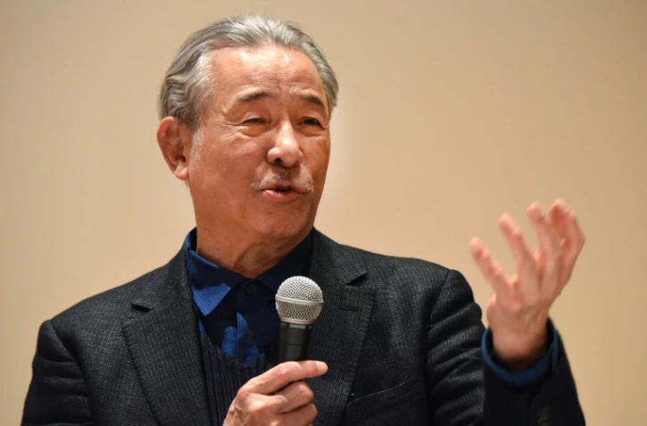 Le styliste japonais Issey Miyake lors d'une conférence de presse au National Art Center le 15 mars 2016 à Tokyo