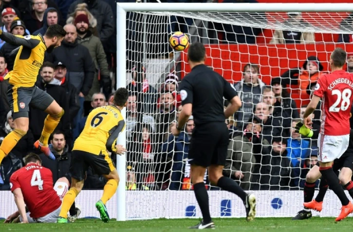 L'attaquant d'Arsenal Olivier Giroud (g) égalise face à Manchester United à Old Trafford, le 19 novembre 2016