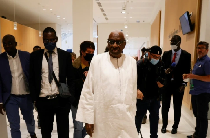 L'ancien président de la Fédération internationale de l'athlétisme (IAAF), le Sénégalais Lamine Diack, quitte le palais de justice de Paris, le 10 juin 2020