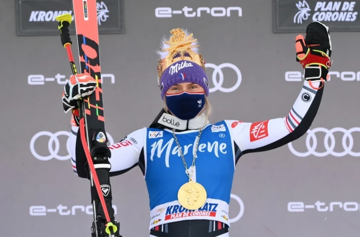 Tessa Worley sur la 1re marche du podium du slalom géant de Kronplatz, en Italie, le 26 janvier 2021