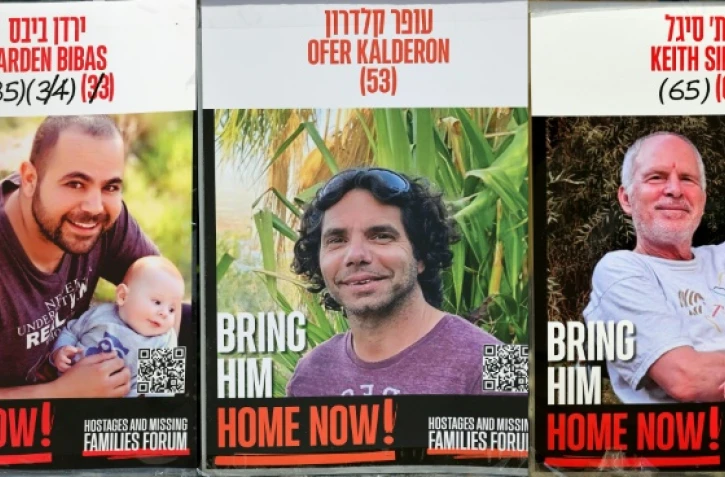 Les trois otages à Gaza devant être libérés samedi: Yarden Bibas (G), Ofer Kalderon et Keith Siegel (D). Montage réalisé le 31 janvier 2025