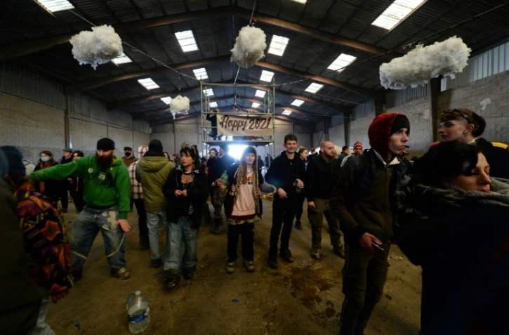 Des participants à une fête sauvage du Nouvel an à Lieuron (environ 40 km au sud de Rennes), le 1er janvier 2021
