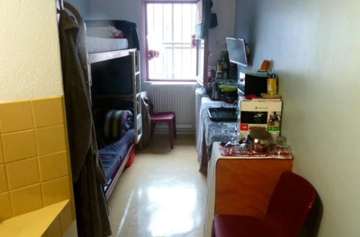 Vue d'une cellule de la maison d'arrêt de Villepinte d'un détenu participant au programme "Respecto", le 14 octobre 2016