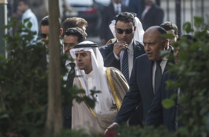 Le chef de la diplomatie égyptienne Sameh Shoukri (D) et son homologue saoudien, Adel al-Jubeir (G), le 10 janvier 2016 au Caire