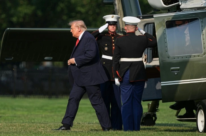 Le président américain Donald Trump descend de Marine One après avoir atterri à l'Ellipse, près de la Maison Blanche à Washington, le 15 juillet 2026
