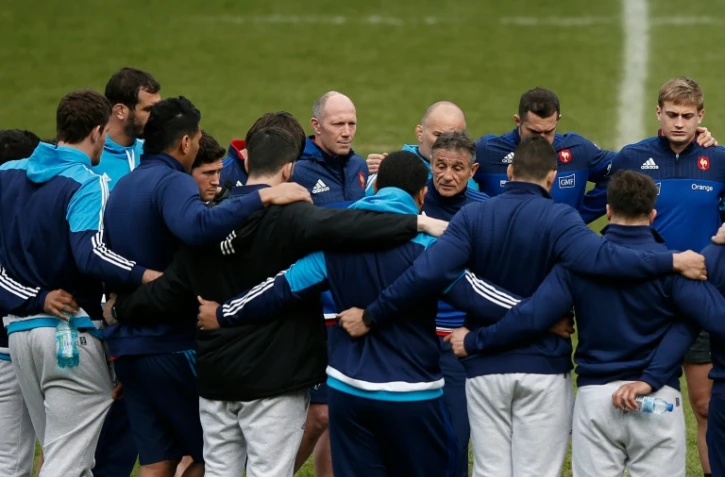 Le manager du XV de France Guy Novès (c) s'adresse à ses joueurs lors d'une séance d'entraînement à Murrayfield, le 12 mars 2016