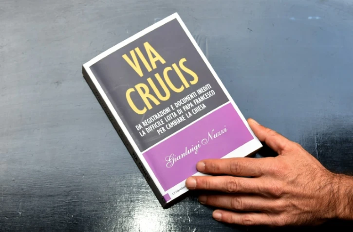 Le livre "Via crucis" est présenté à la presse à Rome le 2 novembre 2015