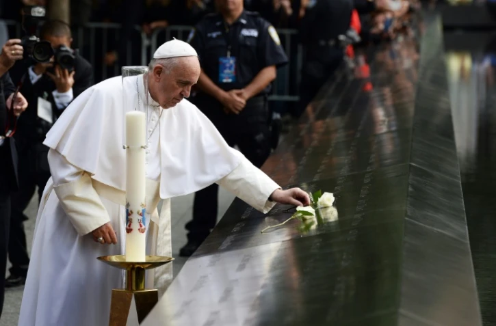 Le pape François prie pour les victimes du 11 septembre 2001, au mémorial du 11-Septembre, le 25 septembre 2015 à New York
