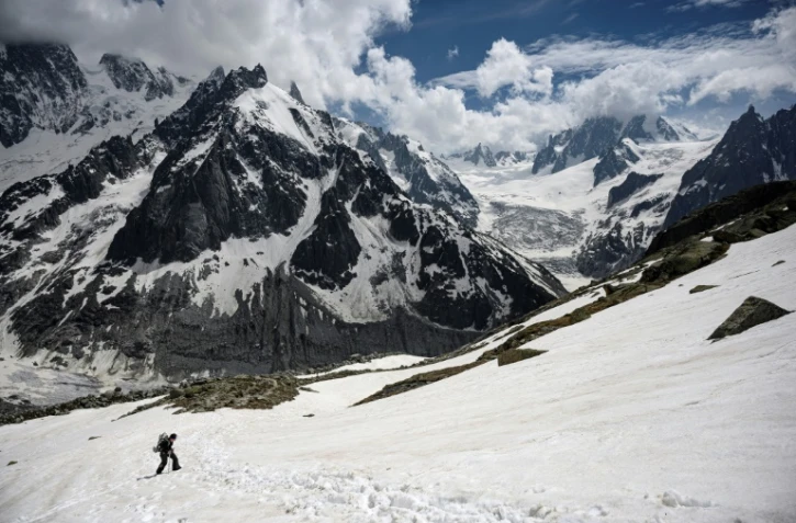Une femme marche sur la mer de Glace le 18 juin 2019
