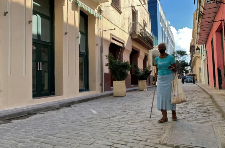 Une retraité cubaine marche dans une rue de La Havane le 17 décembre 2020
