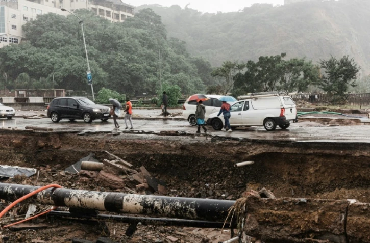Une chaussée partiellement effondrée sur Quarry Road, à Durban le 18 avril 2022
