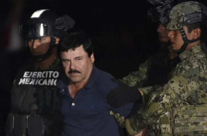 Le narcotrafiquant Joaquin "El Chapo" Guzman emmené à l'aéroport de Mexico  le 8 janvier 2016 après son arrestation à Los Mochis