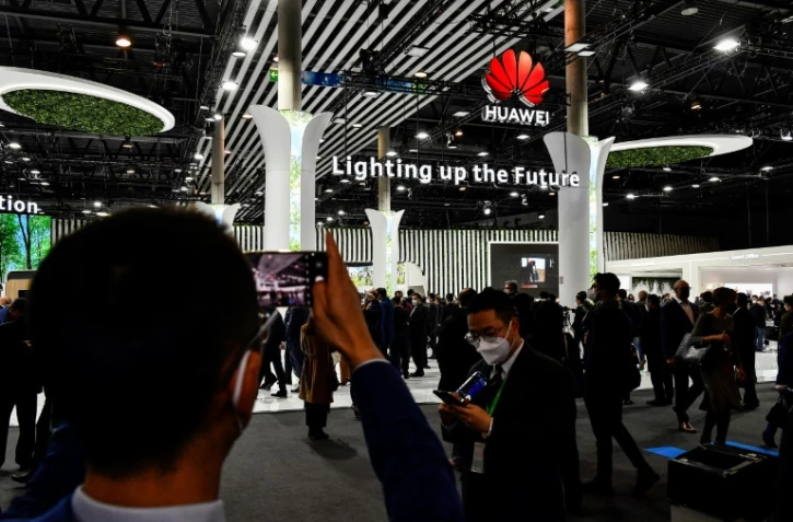 Des visiteurs du salon mondial du mobile devant le stand Huawei, le 28 février 2022 à Barcelone
