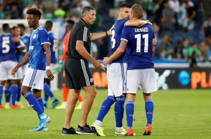L'entraîneur de Strasbourg Thierry Laurey (g) aux côtés de ses joueurs à la fin du match du 2e tour retour des qualifs de la C3 contre Maccabi Haïfa, le 1er août 2019 à Haïfa  