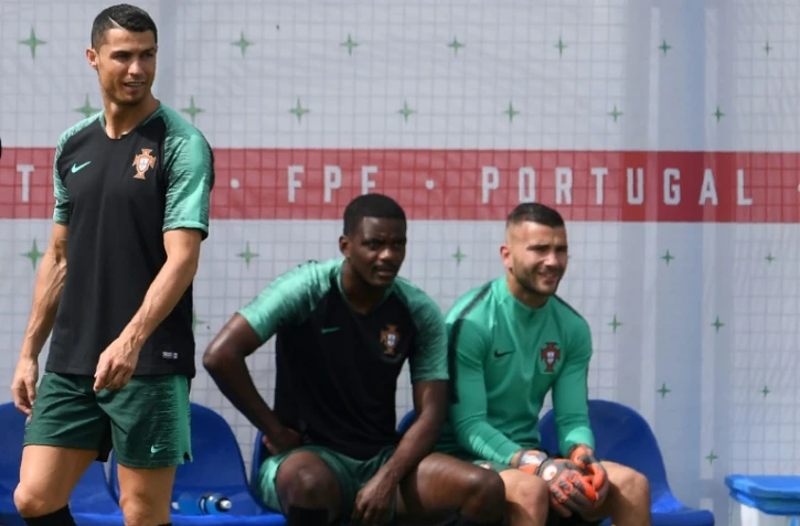 L'attaquant vedette Cristiano Ronaldo (g), le milieu William Carvalho (c) et le gardien Anthony Lopes avant un entraînement du Portugal, le 24 juin 2018 à Kratovo 