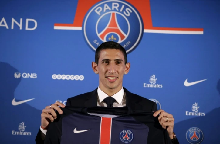 Le miieu argentin Angel Di Maria pose avec son maillot aux couleurs du PSG lors de sa présentation officielle, le 6 août 2015 à Paris