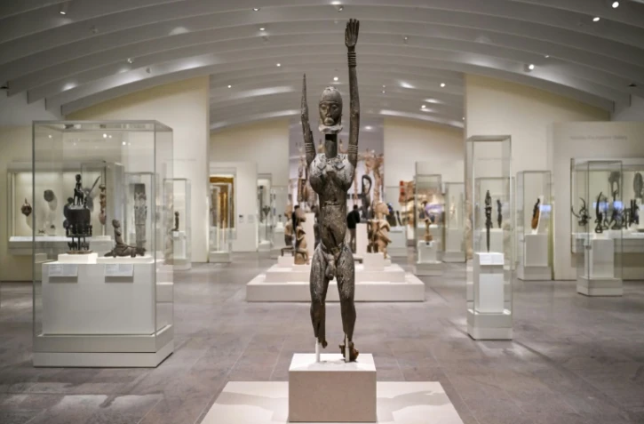 Une sculpture d'art dogon exposée dans l'aile Michael C. Rockefeller consacrée aux arts d'Afrique, d'Océanie et des "anciennes Amériques", le 28 mai 2025 au Metropolitan Museum de New York