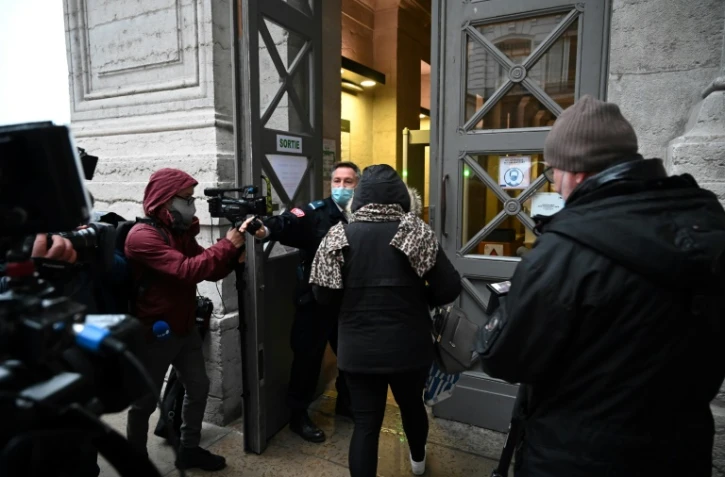 Cécile Bourgeon (C) arrive au palais de justice de Lyon le 1er décembre 2020