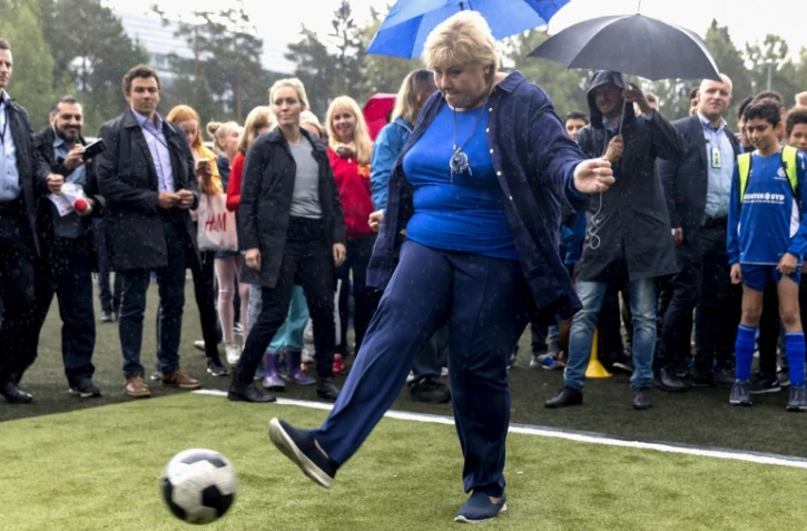 La Première ministre conservatrice norvégienne Erna Solberg (c) en campagne à Oslo, le 9 septembre 2017