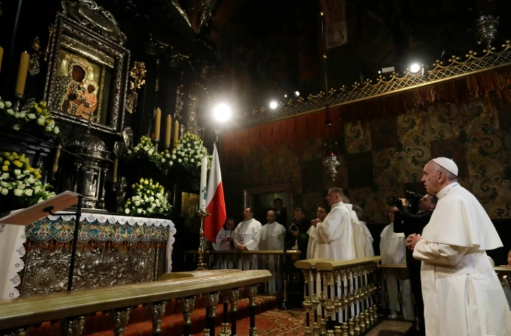 Le pape François prie au sanctuaire marial de Jasna Gora à Czestochowa, le 28 juillet 2016 en Pologne