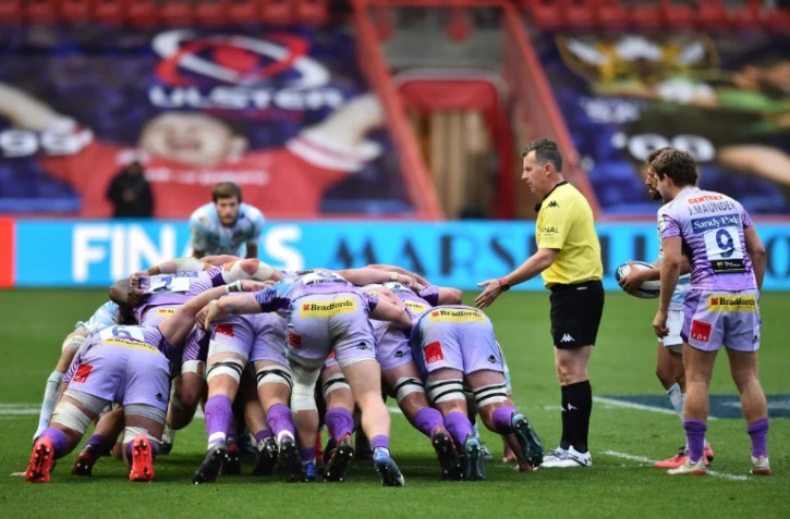 Les joueurs des Exeter Chiefs (Ang) se préparent pour une mêlée face au Racing 92, lors de la finale de la Coupe d'Europe des Champions, le 17 octobre 2020 à Bristol