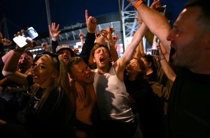 Les fans du groupe de rock britannique Oasis se réjouissent à l'extérieur du Principality Stadium à Cardiff le 4 juillet 2025