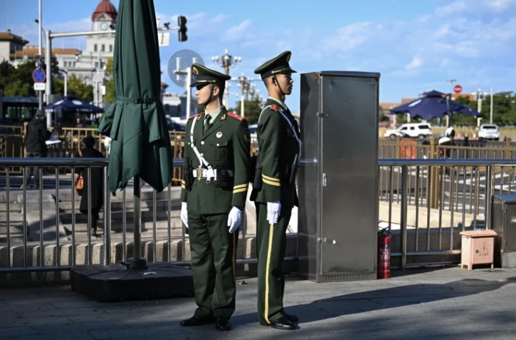 Des policiers paramilitaires chinois montent la garde à une entrée de la place Tiananmen pendant la session pléniÚre du Comité central du Parti communiste, à Pékin, le 26 octobre 2026