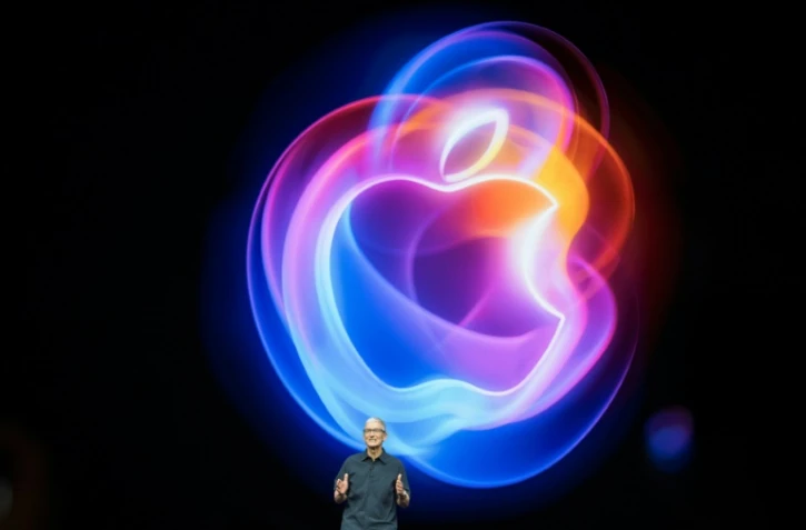 Le PDG d'Apple Tim Cook lors de la présentation de la nouvelle gamme d'iPhone dotée d'intelligence artificielle