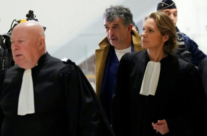 Stéphane Plaza arrive au tribunal correctionnel de Paris, le 9 janvier 2025, avec ses avocats Maître Carlo Alberto Brusa et Maître Hélène Plumet