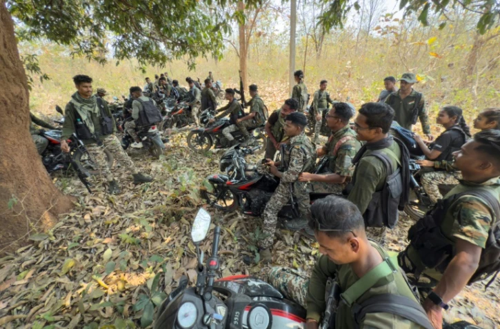 Des paramilitaires, membres des Gardes de la réserve de district (DRG), lors d'un entraînement à leur base de Dantewada, dans le district de Bastar de l'Etat de Chhattisgarh, le 16 mars 2025 dans le centre de l'Inde