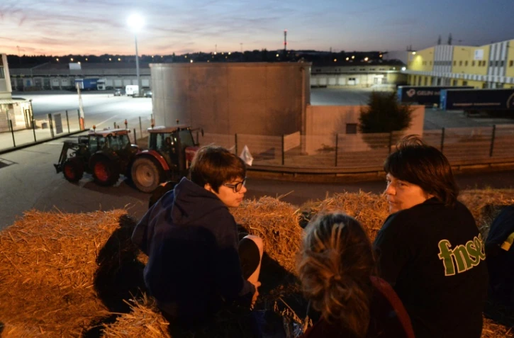 Des producteurs de lait bloquent l'accès à un site de Lactalis le 29 août 2016 à Cesson-Sevigné près de Rennes