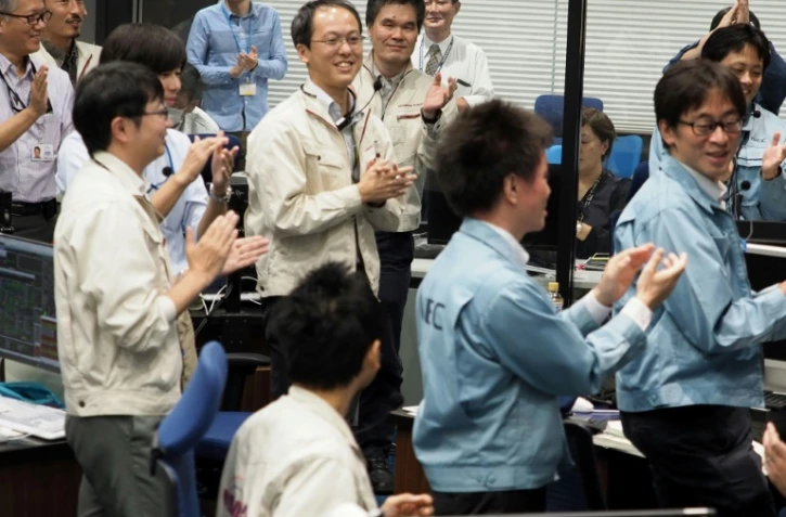Les chercheurs et ingénieurs dans le au centre de contrôle de Sagamihara (Japon) le 3 octobre 2018. Photo fouyrnie par l'Agence spatiale nippone Jaxa et l'Institut de l'espace et des sciences astronautiques (ISAS). AFP PHOTO /ISAS-JAXA 