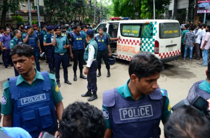 Des policiers bangladais près du restaurant à  Dacca, le 2 juillet 2016, où les jihadistes ont tué 20 civils lors d'une prise d'otages