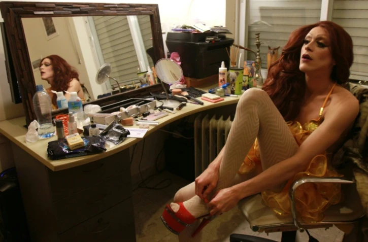 Yossale, drag-queen israélien se prépare pour son spectacle dans un bar gay de Jérusalem, le "Video", le 23 février 2016
