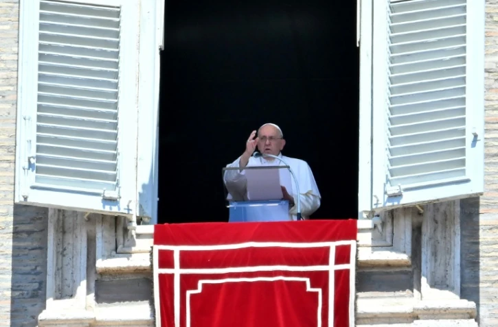 Le pape François lors de la prière de l'Angélus sur la place Saint-Pierre au Vatican, le 13 août 2023