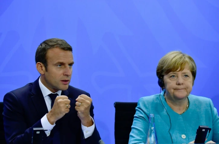 La chancelière allemande Angela Merkel (d) et le président français Emmanuel Macron, le 29 juin 2017 à Berlin