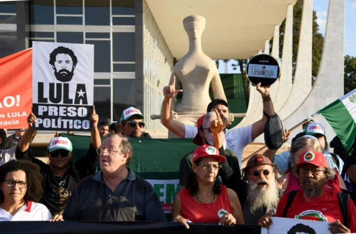 Des partisans de l'ancien président brésilien Luiz Inacio Lula da Silva manifestent contre son emprisonnement devant la Cour suprême, le 31 mai 2018 à Brasilia