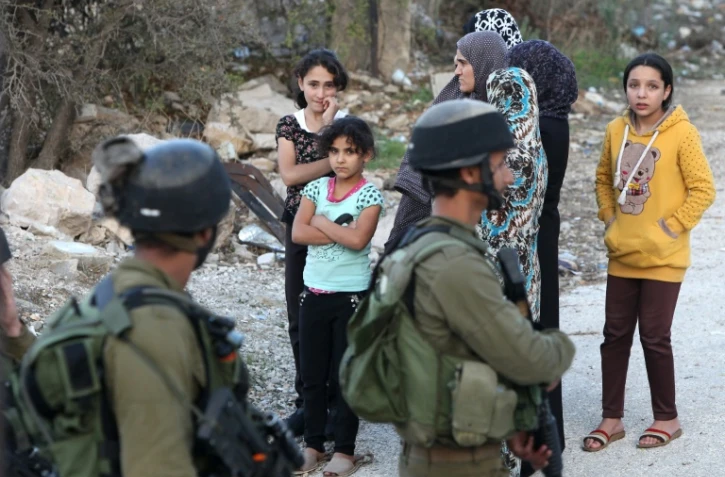 Des Palestiniens affluent dans la ville d'Hébron, en Cisjordanie, où un Palestinien a été tué après avoir tenté de poignarder un soldat israélien, le 28 octobre 2015
