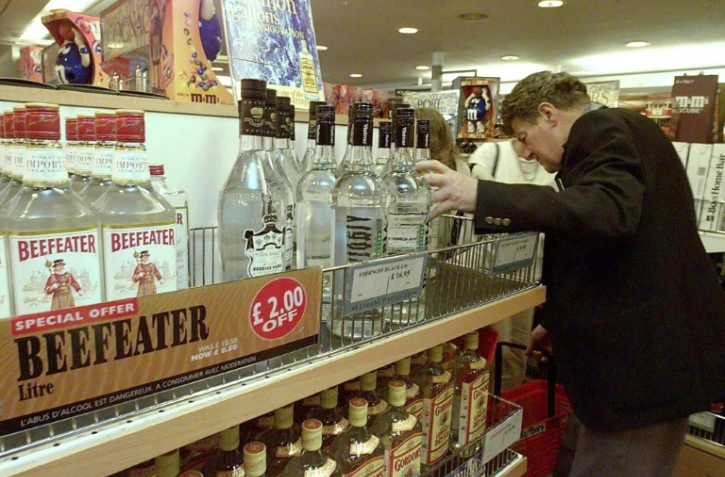 Un Britannique achète une bouteille d'alcool hors-taxes à bord d'un ferry entre Calais et Douvres le 30 juin 1999, au dernier jour avant la disparition des duty free au sein de l'Union européenne