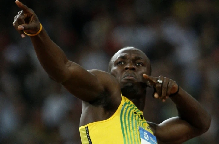 Le sprinter Usain Bolt effectue son geste symbolique après la victoire du relais 4X100 m jamaïcain aux JO de Pékin, le 22 août 2008
