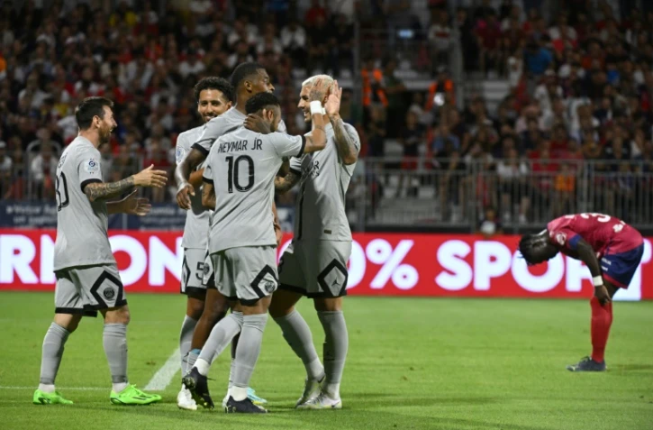 Les joueurs du PSG se congratulent après le but de l'Argentin Lionel Messi face à Clermont, lors de la 1ère journée de Ligue 1, le 6 août 2022 au Stade Gabriel-Montpied