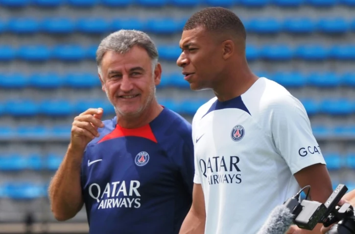 L'attaquant français du Paris SG Kylian Mbappé et son entraîneur Christophe Galtier lors de l'atelier d'avant-saison de l'équipe au Japon, le 18 juillet 2022 à Tokyo