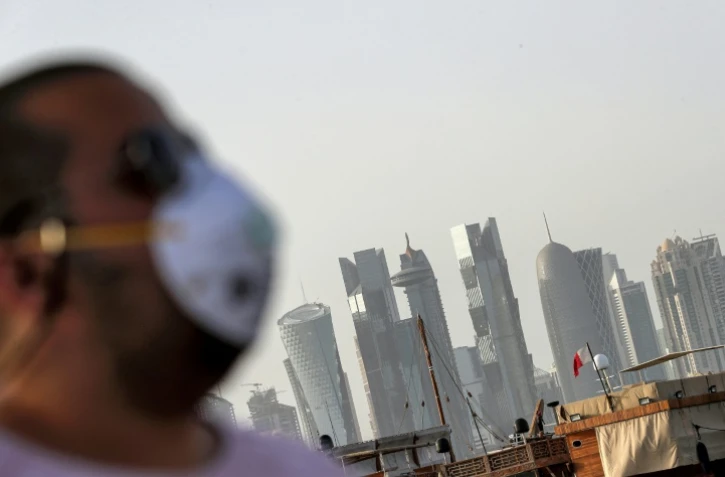 Un homme avec un masque de protection contre le nouveau coronavirus, à Doha, au Qatar, le 16 mars 2020