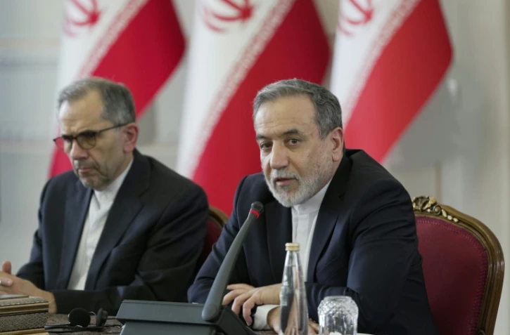 Photo fournie par le ministère iranien des Affaires étrangères du ministre iranien des Affaires étrangères Abbas Araghchi (d) rencontrant des ambassadeurs et des représentants diplomatiques à Téhéran, le 12 juillet 2025