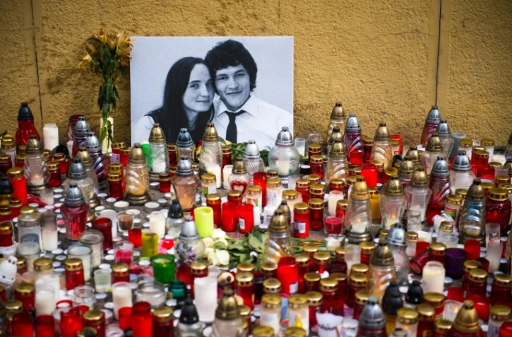 Des bougies ont été disposées devant le portrait du journaliste assassiné Jan Kuciak et sa compagne Martina Kusnirova à Bratislava le 27 février 2018