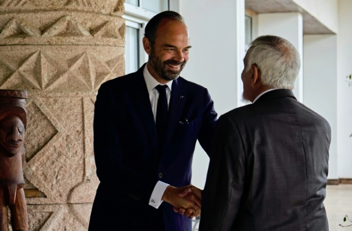 e Premier ministre français Edouard Philippe (G) en visite le 5 novembre 2018 à Noumea, Nouvelle-Calédonie 